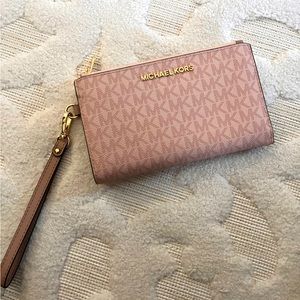 Pink Micheal Kors Jet Set Travel Wallet/Wristlet